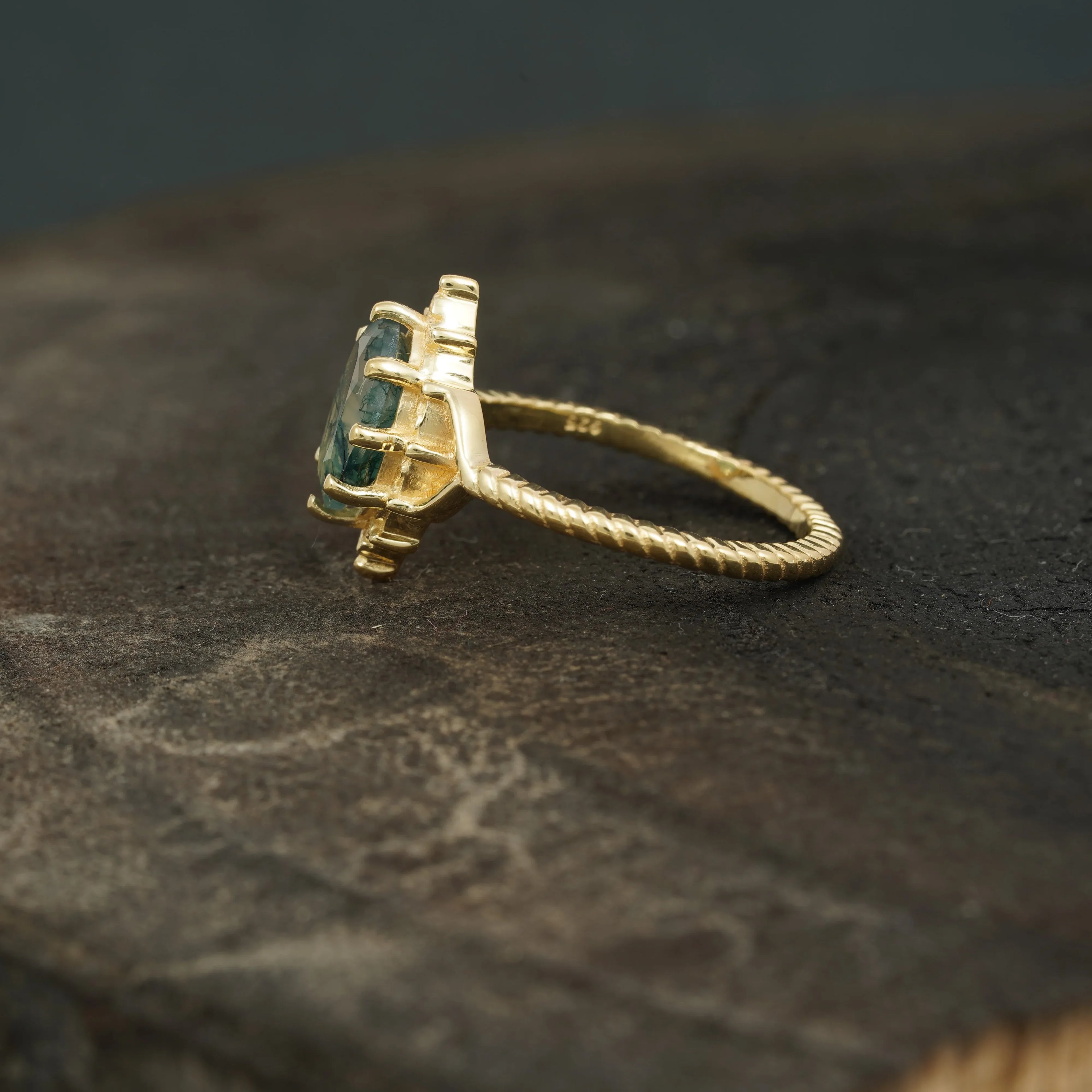 Vintage Oval Moss Agate 14k Gold Engagement Ring - MinimalistJewels