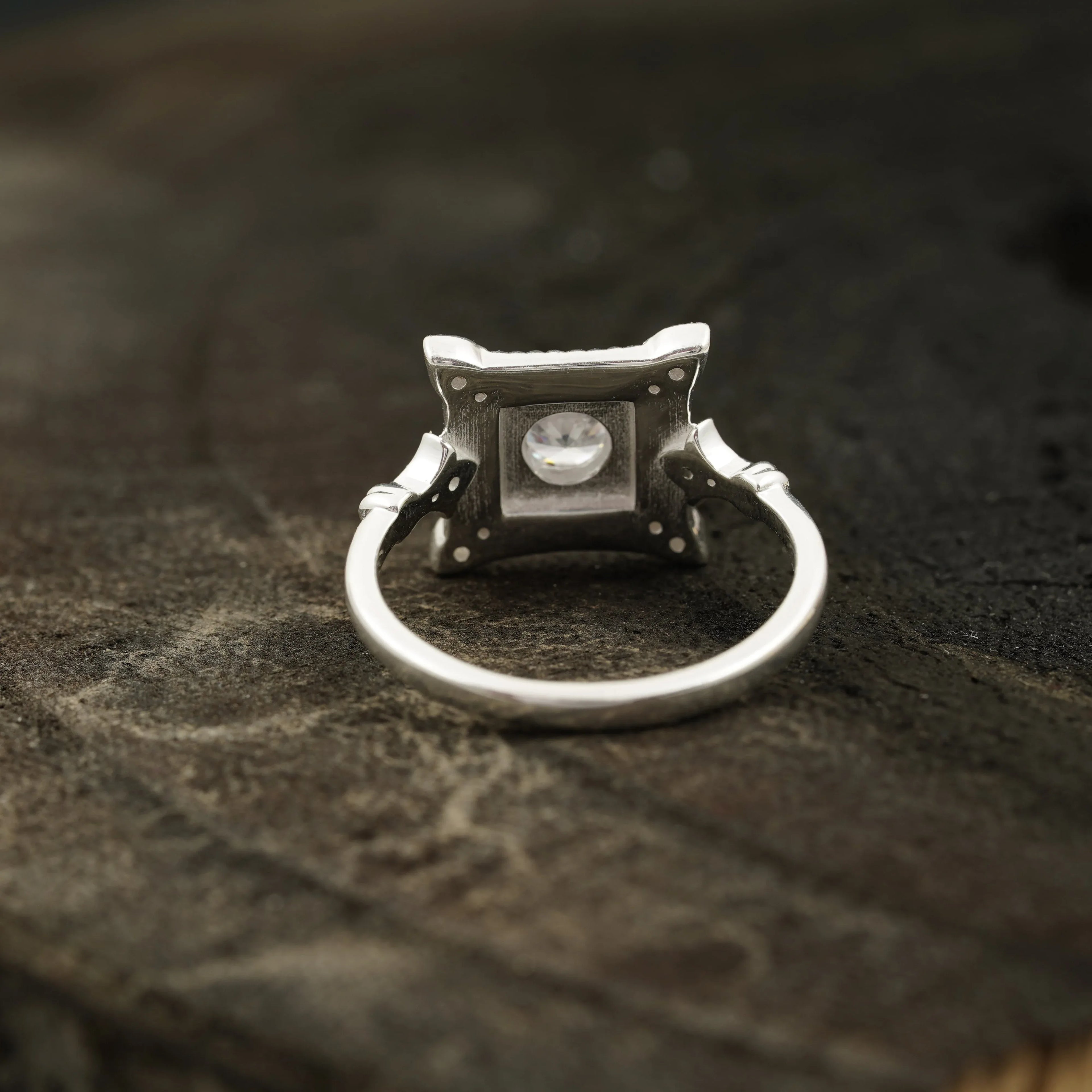 Antique Blue Sapphire & Diamond Vintage Engagement Ring - MinimalistJewels